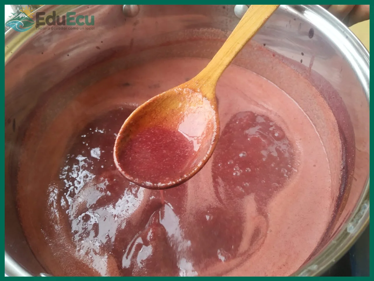 Cocción inicial de las frutas para extraer el color morado característico